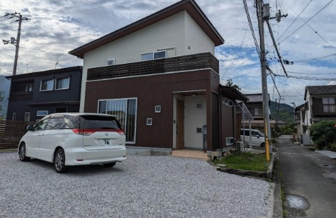 土佐市高岡町乙　中古一戸建ての外観|落ち着きあるツートン外観×駐車ゆったりの住まい