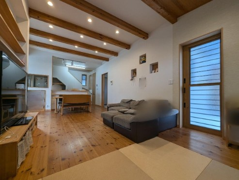 土佐市高岡町乙　中古一戸建ての居間・リビング|家族が自然と集まる、木の温もりあふれるリビング