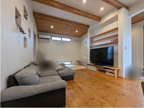 土佐市高岡町乙　中古一戸建ての居間・リビング|無垢床と梁見せ天井が映える、木の温もりLDK