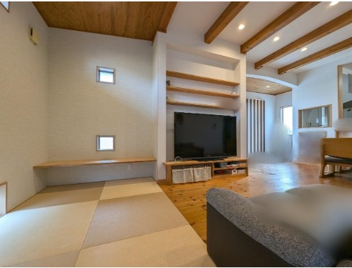 土佐市高岡町乙　中古一戸建ての居間・リビング|お子様の遊びスペースやお昼寝にも活躍、畳スペース付き
