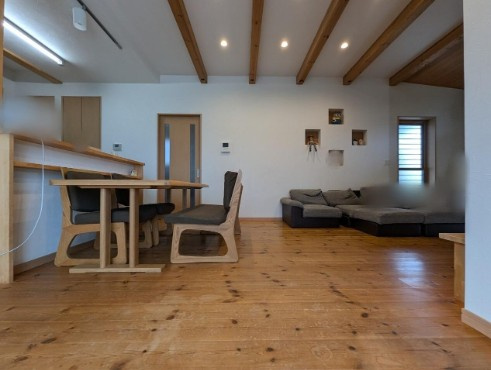 土佐市高岡町乙　中古一戸建ての居間・リビング|家族時間が心地よく流れるナチュラル空間