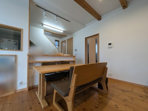 土佐市高岡町乙　中古一戸建ての居間・リビング|家族の会話が弾む、対面キッチンのあるLDK