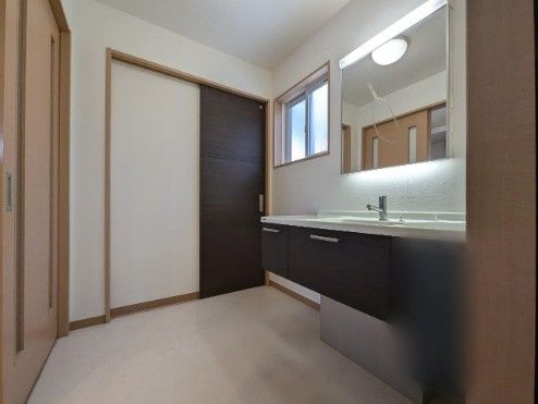 土佐市高岡町乙　中古一戸建ての独立洗面台|ゆとりのワイド洗面台を備えた快適水まわり