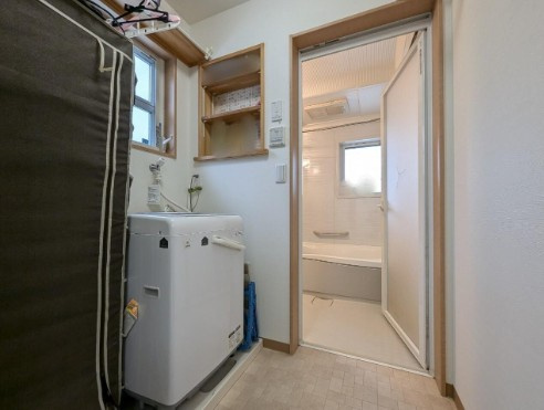 土佐市高岡町乙　中古一戸建ての脱衣所|窓付きで明るい、使いやすい脱衣室