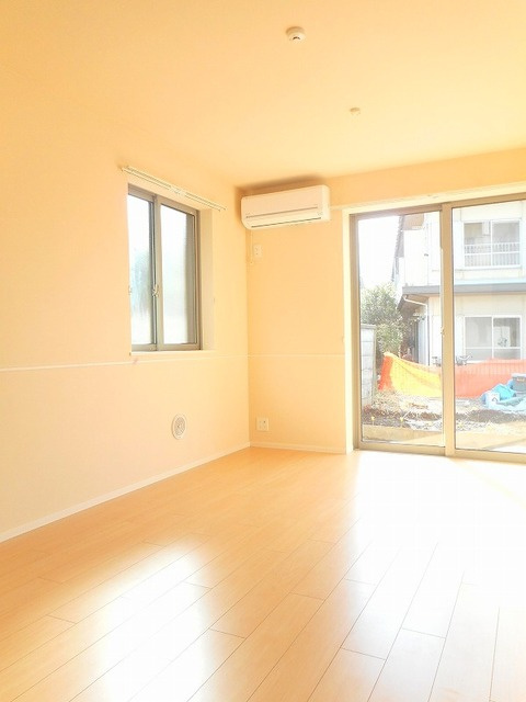 メゾン　フィル　デ　フェールの居間・リビング|明るく広々した居室