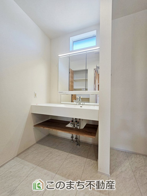 【洗面所】 | ブルーミングガーデン宇都宮市中戸祭1丁目　3号棟 | 同社施工物件の写真です。※建具やフローリング、その他仕様が違う場合がございます。シャンプードレッサーで朝の身支度♪伸びるホースでお掃除も簡単清潔です！