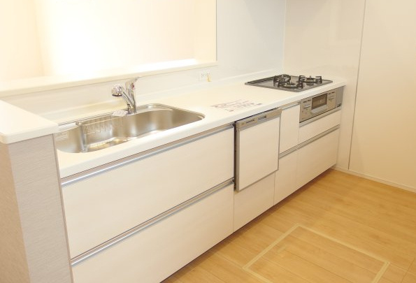 ブルーミングガーデン高崎市日高町　1号棟（平屋）　のキッチン|人気のカウンターキッチン採用です☆ゴミ出しに便利な勝手口付き！
コンロも３口ご用意しています！調理スペースも広くストレスなくお料理できます。
浄水器つきなので美味しいお水も飲めますよ♪