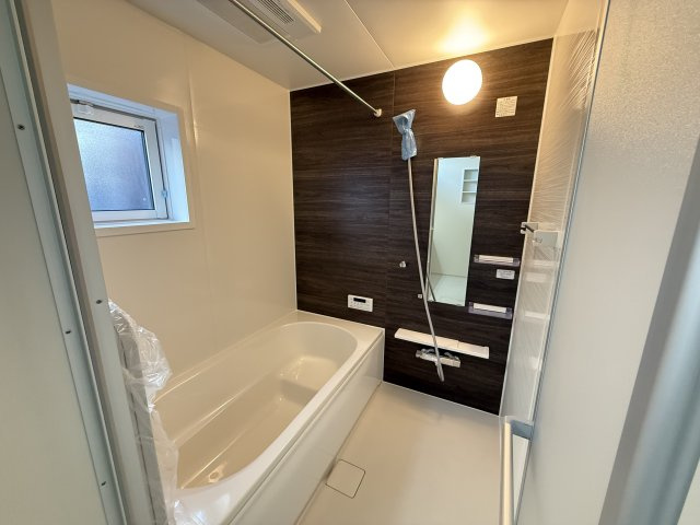 ブルーミングガーデン高崎市日高町　1号棟（平屋）　の浴室|１坪タイプのフルオートバスです！
足を延ばして入れる広さなので一日の疲れも癒されますよ♪
室内物干しや浴室乾燥機もあるのでお天気の悪い日にはランドリースペースとしてもご利用できます！