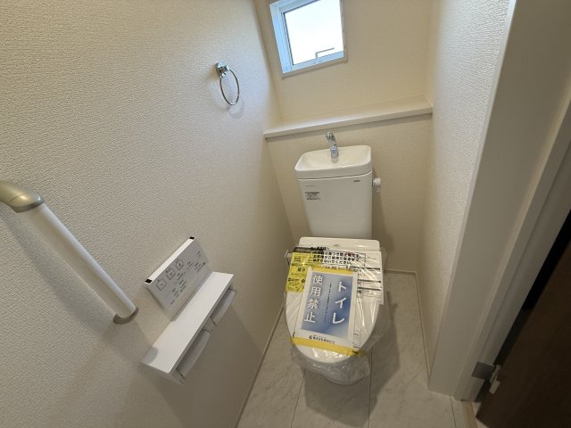 ブルーミングガーデン高崎市日高町　1号棟（平屋）　のトイレ|1階トイレです。清潔感のある白を基調としています。
温水洗浄・便座暖房機能の付いた快適なトイレです☆