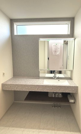 ブルーミングガーデン高崎市日高町　1号棟（平屋）　の独立洗面台|洗面台は清潔感を保ちやすいフルフラットカウンター！
洗面室にも収納スペースもあり洗面室もすっきり片付きますよ！