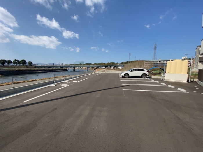 フルールブランの駐車場