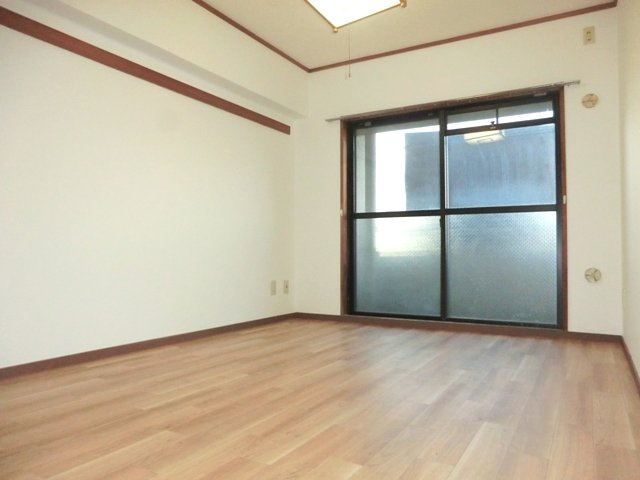 ゴールドマンション小熊ＰＡＲＴ２の洋室|★南側・洋室６帖の画像です★