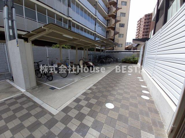 レジデンス神戸大倉山グルーブの駐車場