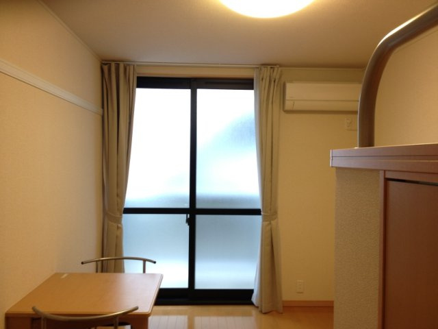 レオパレスブランドール　Ｈの居間・リビング|ナチュラルな木目と白を基調とした室内