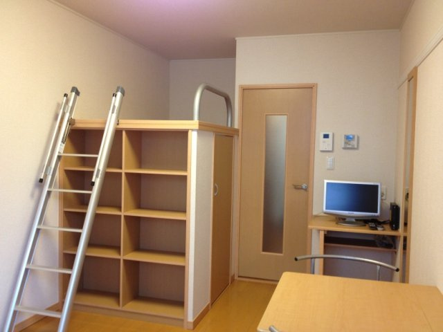 レオパレスブランドール　Ｈの居間・リビング|ベッド下に収納スペースあり