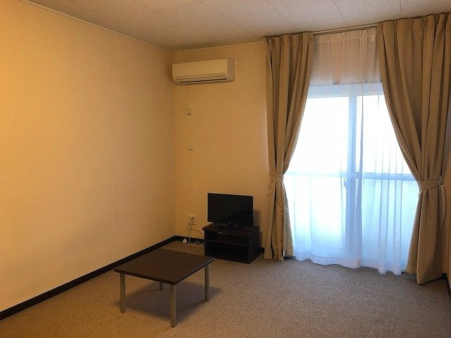 レオネクストカーサ川口飯塚の居間・リビング|備品は部屋毎に異なります。１Ｆのみフローリング