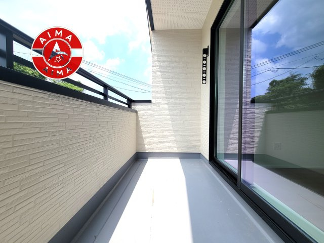 糸島市前原駅南1丁目第3-3棟(3号棟)のバルコニー|風をしっかりと感じられるバルコニーでは、毎日が洗濯日和です。広々としているので洗濯も楽しくなるでしょうし、気分転換にバルコニーからの眺めを楽しむのもいいでしょう。