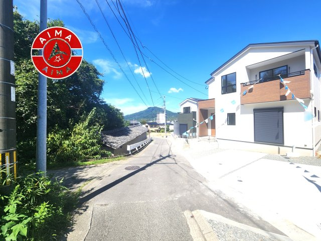 糸島市前原駅南1丁目第3-3棟(3号棟)の前面道路含む現地写真|前面道路は閑静な住宅地をはしる車通りの少ない道路。お車の出し入れが苦手なママや小さなお子様にも安心ですね。しっかり舗装もされているので、ベビーカーや自転車で通っても快適に通行できます。