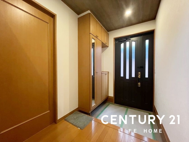 【玄関】 | 東急東横線「東白楽」中古戸建 | ゆったりとした玄関です