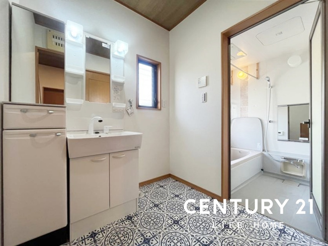 【独立洗面台】 | 東急東横線「東白楽」中古戸建 | 独立洗面台、小物を置くことができて便利です