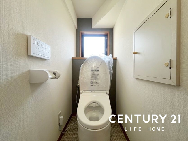 【トイレ】 | 東急東横線「東白楽」中古戸建 | 落ち着いた色調のトイレです