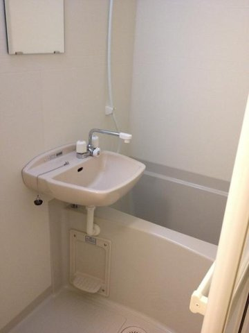 レオパレスシティセントラルの浴室|コンパクトで使いやすいお風呂です