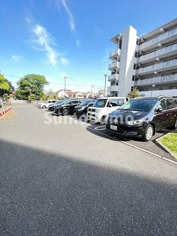 URパークタウン西武庫　12号棟の駐車場|駐車場に車を止められます
