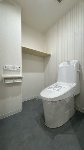【トイレ】 |  アムール堤☆仲介手数料無料☆ | 清潔感のある温水洗浄便座付きトイレ。毎日使う場所だからこそ、シンプルで落ち着ける空間に仕上げています。