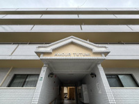 【外観】 |  アムール堤☆仲介手数料無料☆ | 大通りから一歩入った、静かで落ち着いた住宅エリアに位置しています。小学校や公園が徒歩圏内に点在する、緑豊かで穏やかなエリアです。