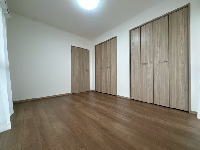 【洋室】 |  アムール堤☆仲介手数料無料☆ | 外部の喧騒を忘れさせてくれる、落ち着いた雰囲気の洋室。クローゼット完備で、寝室としてはもちろん、集中して作業したいリモートワークスペースにも最適です。