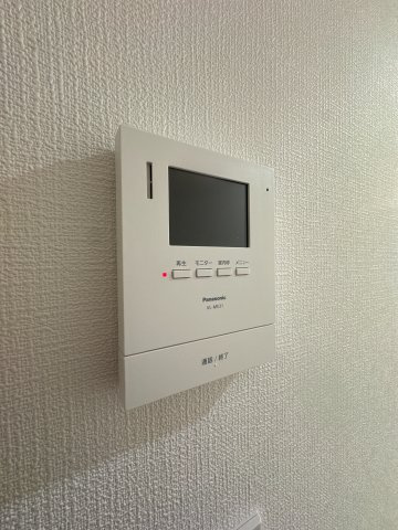 【防犯設備】 |  アムール堤☆仲介手数料無料☆ | 【TVモニター付インターホン】来客を映像で確認できる安心の防犯設備。セキュリティ重視の方にもご満足いただける、安全な暮らしをサポートする住まいです。