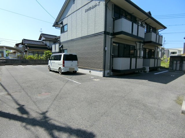 サンクレセントKの駐車場