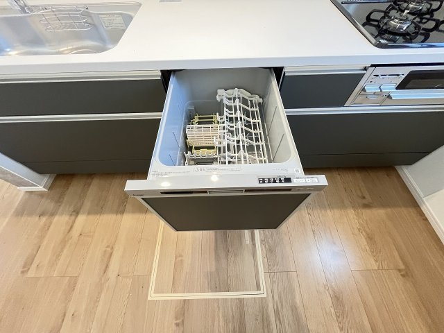 【キッチン】 | 福岡市早良区内野5丁目2期　1号棟（全1棟）【仲介手数料無料・0円】 | 現地写真。食洗器が付いてます。