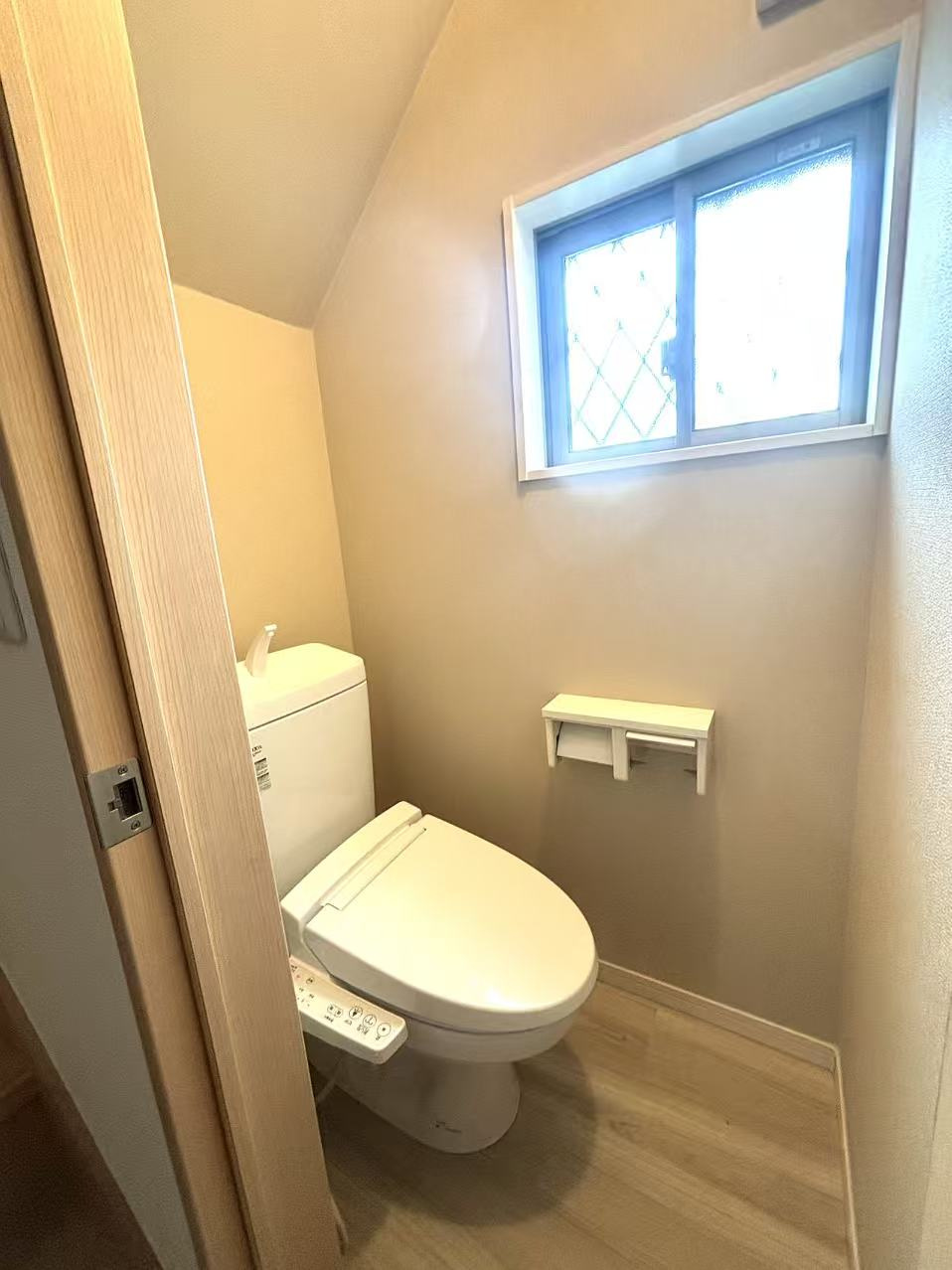 飯塚4丁目戸建てのトイレ|清潔感のあるトイレです