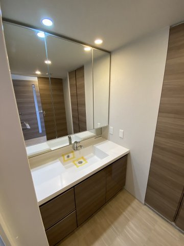 グランセンス吉川美南ステーションコートの洗面所|明るい洗面所です