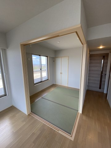 グランセンス吉川美南ステーションコートの居間・リビング|こちらのリビングで趣味の時間をお楽しみください