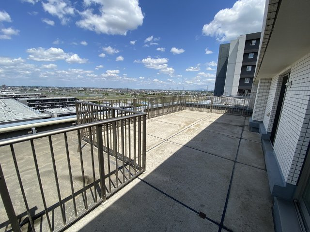 グランセンス吉川美南ステーションコートのバルコニー|バルコニーからの眺めを楽しみながら食事をしませんか