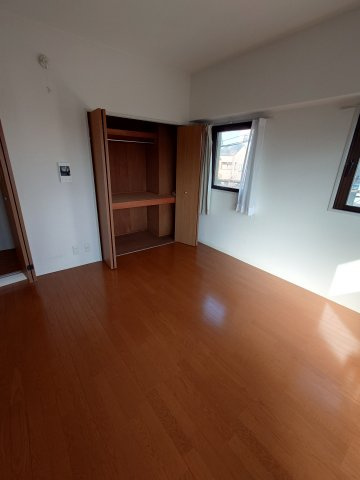 オズ・フラッツ本山の居間・リビング|こちらのリビングで趣味の時間をお楽しみください