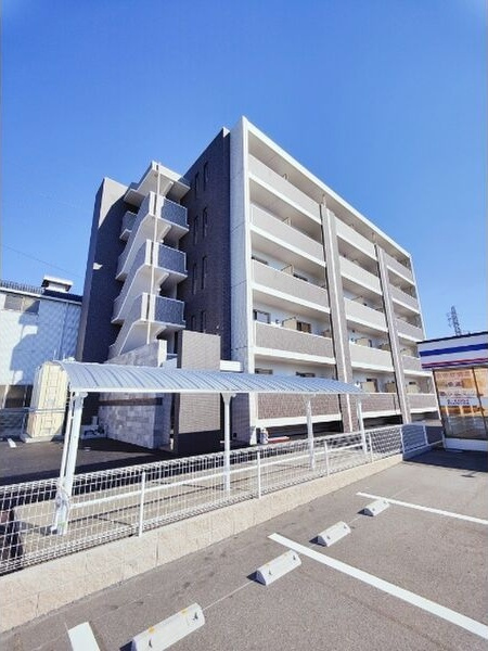 プライムコートαの駐車場