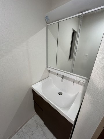 蕨塚越7丁目戸建の洗面所|脱衣スペースもあります