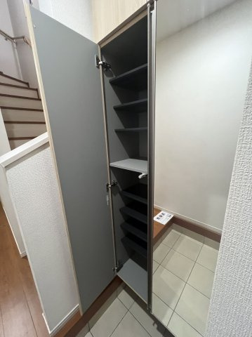 蕨塚越7丁目戸建の玄関|収納もある玄関です