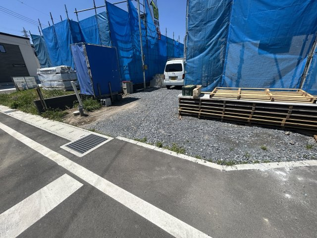 新築　前橋市青柳町　10号棟の駐車場|現地写真　駐車スペースは建物東側に並列2台分可能です！