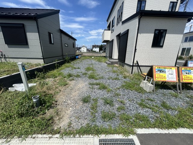 新築　前橋市青柳町　10号棟の駐車場|現地写真　駐車スペースは建物東側に並列2台分可能です！