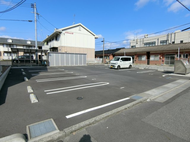 アコルトD棟の駐車場