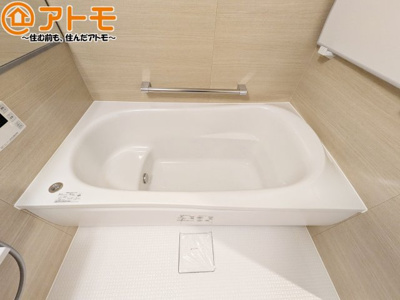 【浴室】 | メゾンフィオーレ上足洗 | お子様やお年寄りが使いやすいだけでなく、半身浴にも便利なベンチタイプの湯舟です。お湯の節約にも！