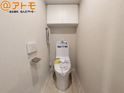 【トイレ】 | メゾンフィオーレ上足洗 | 清潔感のあるトイレです♪棚も設置されているので、掃除用具や消耗品なども収納可能です！