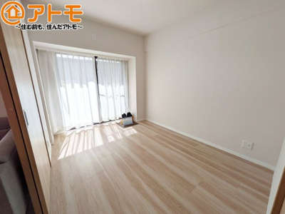 【寝室】 | メゾンフィオーレ上足洗 | バルコニーに面したお部屋なので、布団などの大きなものも楽々干せます♪