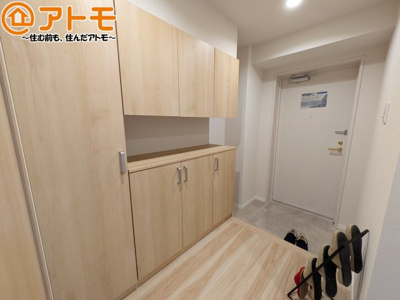 【玄関】 | メゾンフィオーレ上足洗 | 玄関は収納付きで使い勝手良好♪見た目もすっきり♪