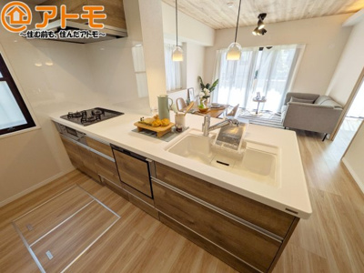 【キッチン】 | メゾンフィオーレ上足洗 | つなぎ目の少ないシステムキッチンは、隙間に溜まる汚れも少なく、サッと拭けてお掃除の手間も軽減♪