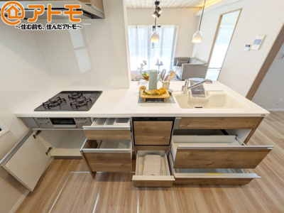 【キッチン】 | メゾンフィオーレ上足洗 | 対面式のキッチンはリビングを見渡すことができるので安心♪家族の会話も増えそうですね♪
